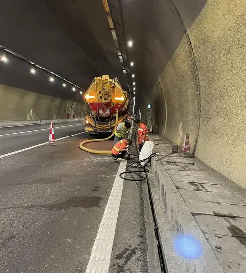 长子隧道排水渠清淤